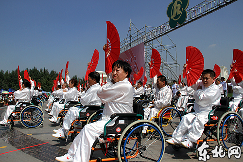 轮椅太极扇表演。东北网记者 印蕾 摄