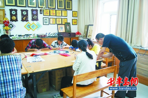 市中心聋校的学生们在上手工课,墙上挂的都是该校学生的作品。