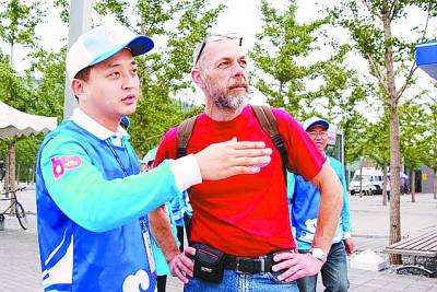 吕嘉珩参加国庆60周年的志愿服务