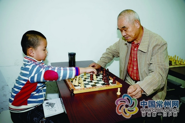 78岁的凌寿志和6岁的沈思梵在弈天棋院下国际象棋