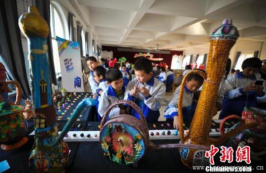 听觉障碍儿童艺术作品在乌鲁木齐聋人学校展出
