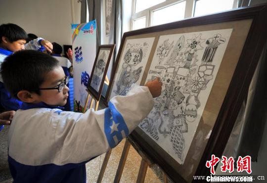 听觉障碍儿童艺术作品在乌鲁木齐聋人学校展出