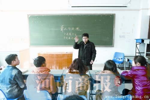 三门峡85后聋人小伙精通6国手语 婉拒国外工作回母校