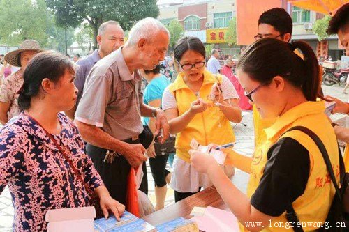 广东阳江市侨联进社区免费发放助听器